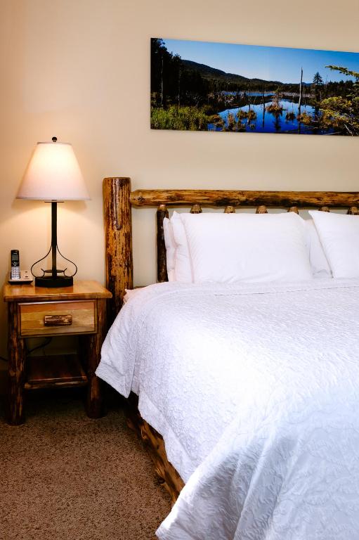 Voodi või voodid majutusasutuse Adirondack Spruce Lodge toas