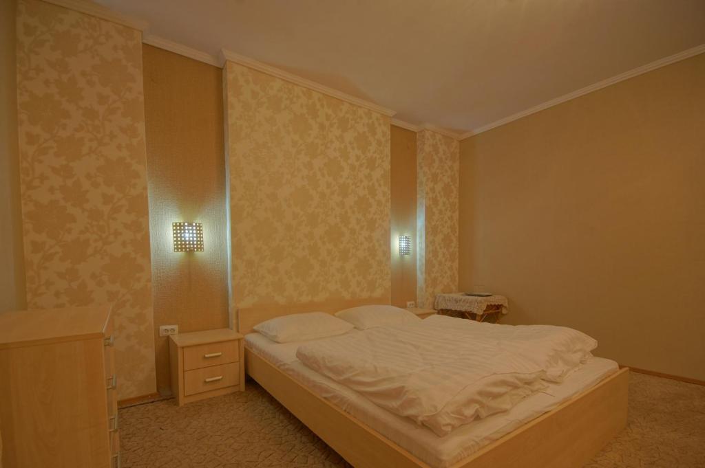 Postel nebo postele na pokoji v ubytování Zirka Karpat