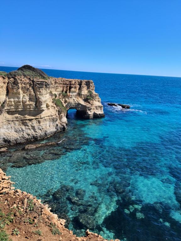 Scogliera con grotta marina naturale lungo la costa di Roca