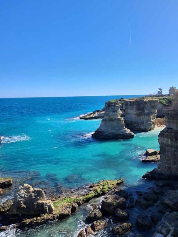 Scogliera a picco sul mare con formazioni rocciose nel Salento adriatico