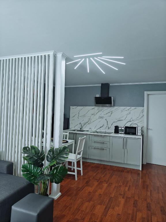a living room with a kitchen with a ceiling at Casa de Fernando in Treacastela