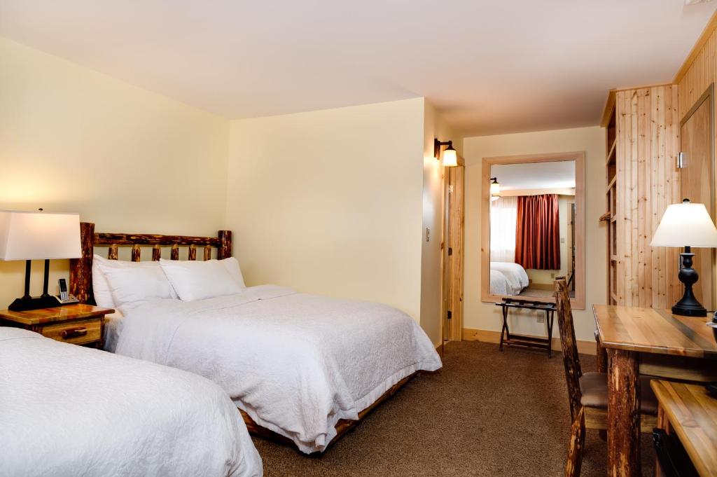 Voodi või voodid majutusasutuse Adirondack Spruce Lodge toas