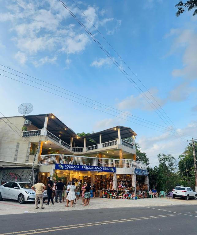 a group of people standing in front of a building at Pousada Preocupacao Zero in Ubajara