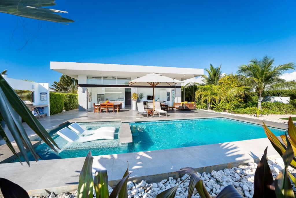 Oceanside 2 Bedroom Luxury Villa with Private Pool, 500ft from Long Bay Beach -V8