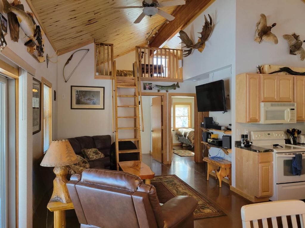 a living room with a couch and a living room with a ceiling at BearAss Lodge in Hayward