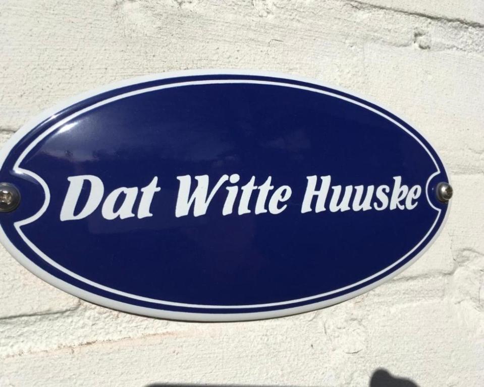 a blue sign that reads dart white house on a wall at Dat Witte Huuske in Emden