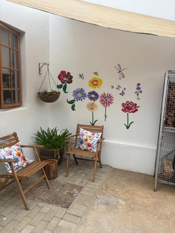 a wall with flowers and butterflies on it at Parmant in Robertson