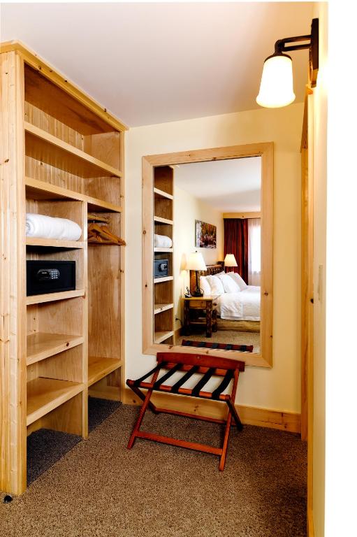 Voodi või voodid majutusasutuse Adirondack Spruce Lodge toas