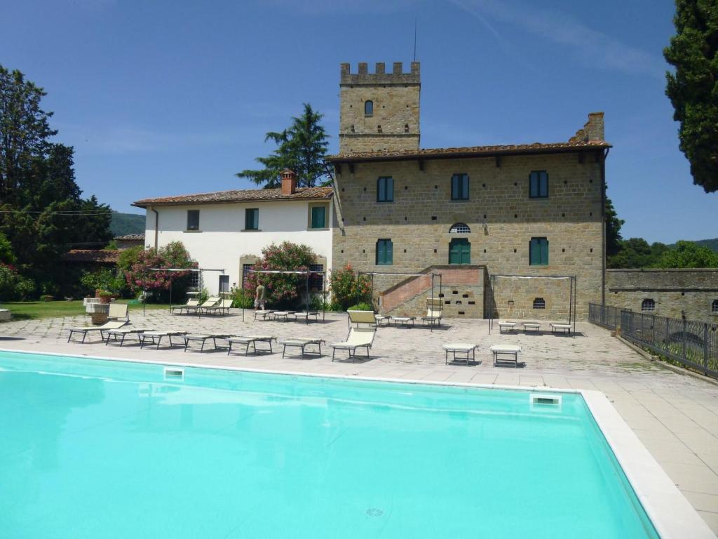 una gran piscina frente a un edificio en Scenic Apartment with Pool, en Poggio Alla Croce