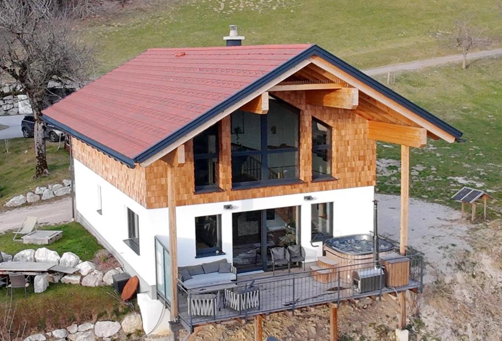 an overhead view of a house with a roof at Ferienhaus Oberschindlberg in Lunz am See