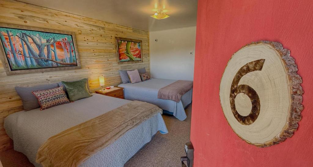a bedroom with two beds in a log cabin at Pinion 6 Mokee in Bluff Kitchen, Sleeps 4 in Bluff