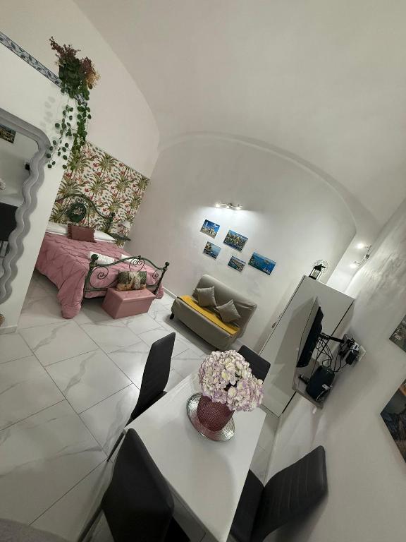 Draufsicht auf ein Wohnzimmer mit einem Tisch in der Unterkunft Casa TeKa in Torre Annunziata