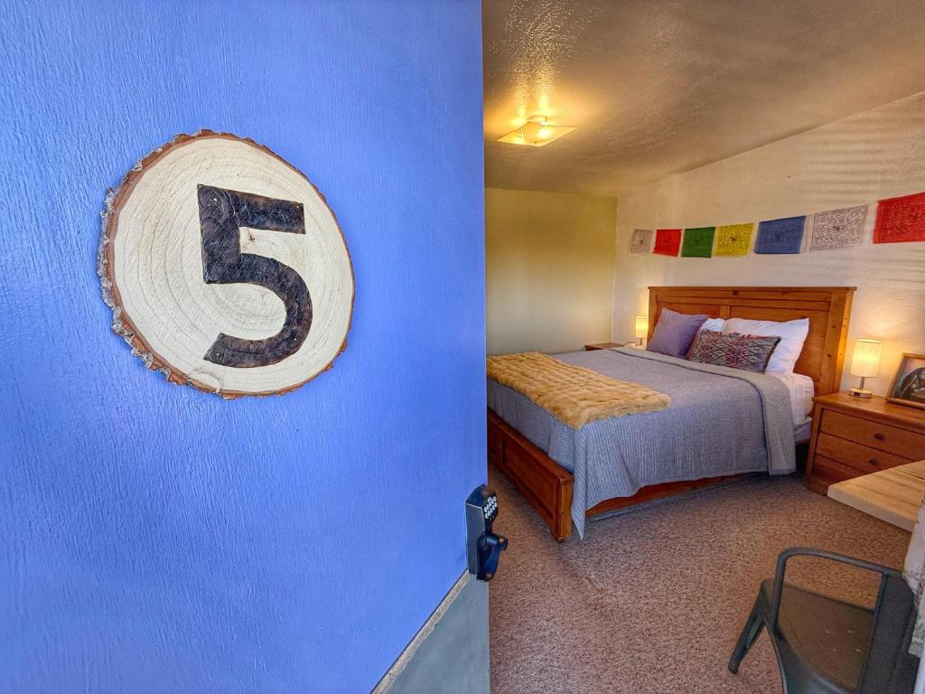 a bedroom with a large sign on the wall at King Five Mokee Motel Pets OK Shared Kitchen in Bluff
