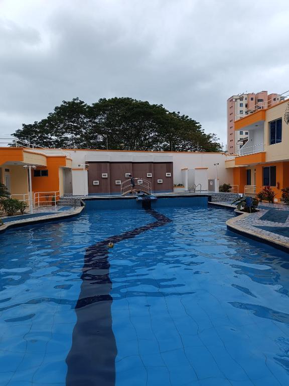 a large swimming pool in front of a building at Departamento impecable en Tonsupa, Conjunto Vacacional Salaverry VI in Tonsupa
