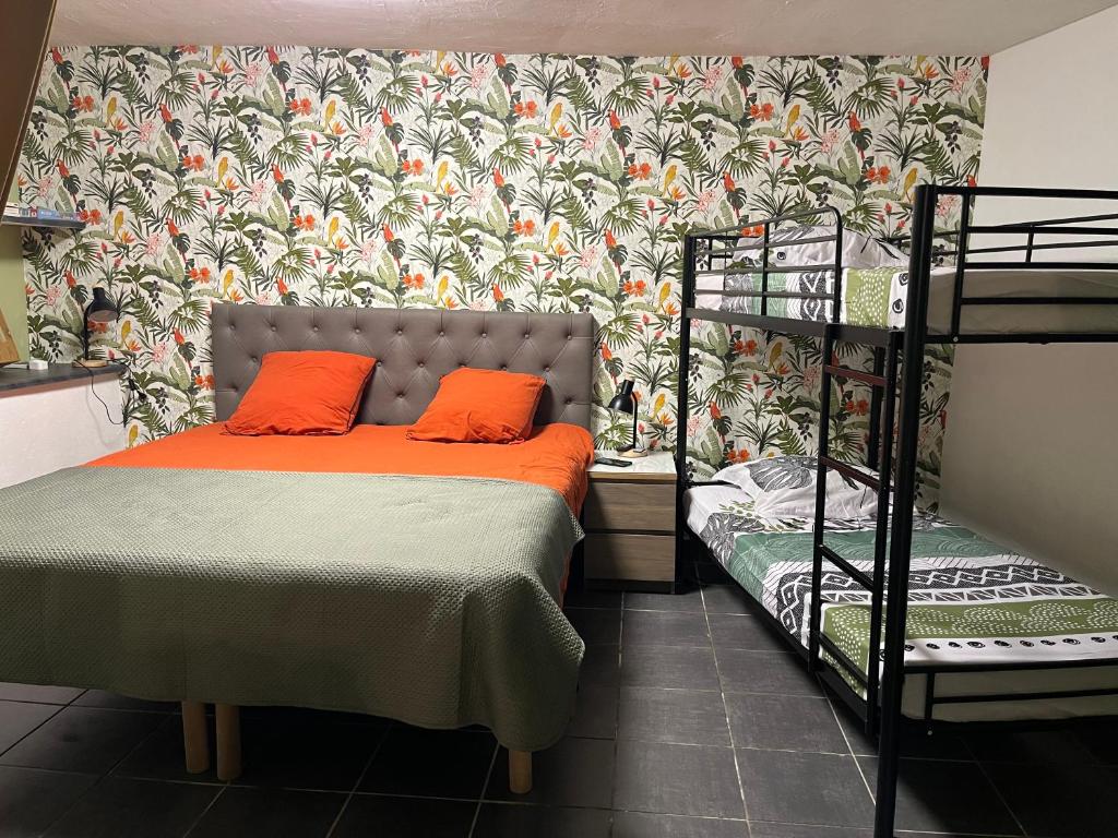 En eller flere senger på et rom på Gîte Olivia