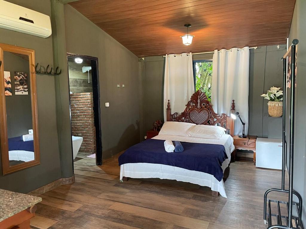 a bedroom with a large bed in a room at SUITE na margem do lago in Hidrolândia