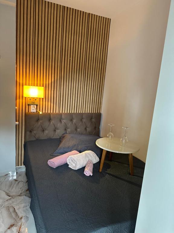 a bedroom with a bed with two towels on it at Apartamento 1 dorm,com ar,frente faculdade in São Paulo