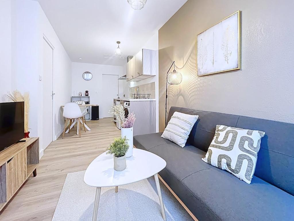 a living room with a blue couch and a table at Le Duc 1 - Appartement 2 pers - Centre Ville in Valence