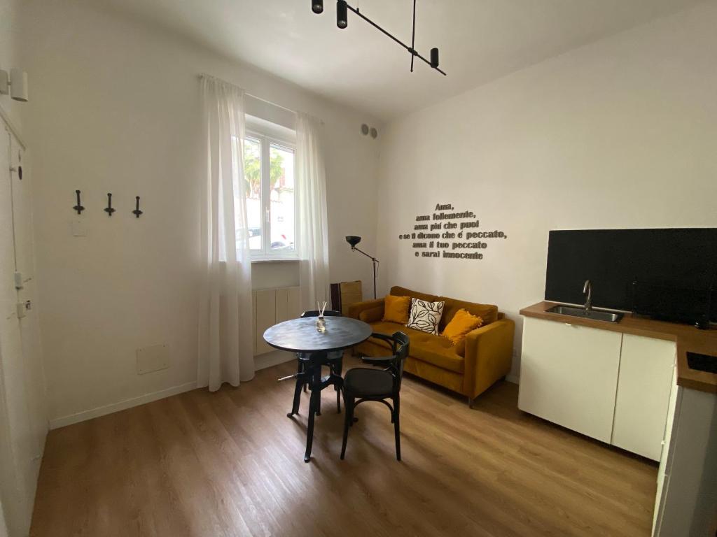 a living room with a table and a couch at AMA HOMe, appartamento in centro con terrazza in Ancona