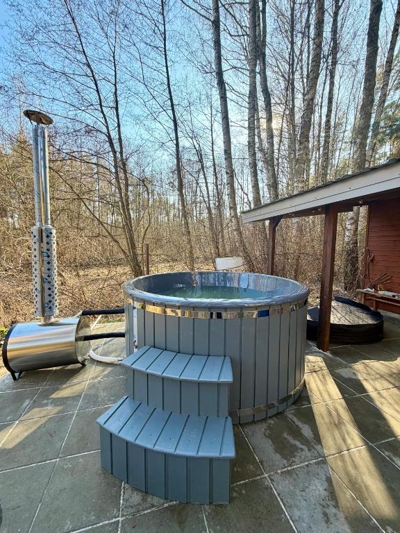 a hot tub sitting on top of a patio at Kurort Mirowice-domek w lesie, z balią z jacuzzi i hydromasażem in Mirowice