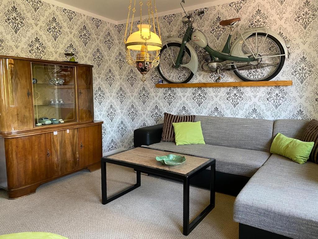 a living room with a couch and a table at Ferienwohnung Am Museum in Dötlingen