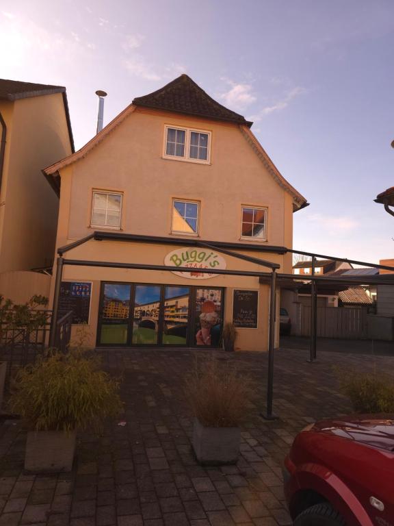 a store front of a building with a sign on it at Ferienwohnung Sonne in Bad Staffelstein