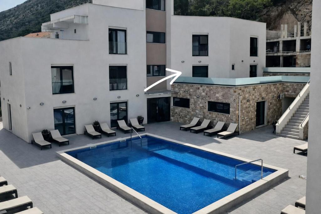 Bazén v ubytování Avis 1 nebo v jeho okolí