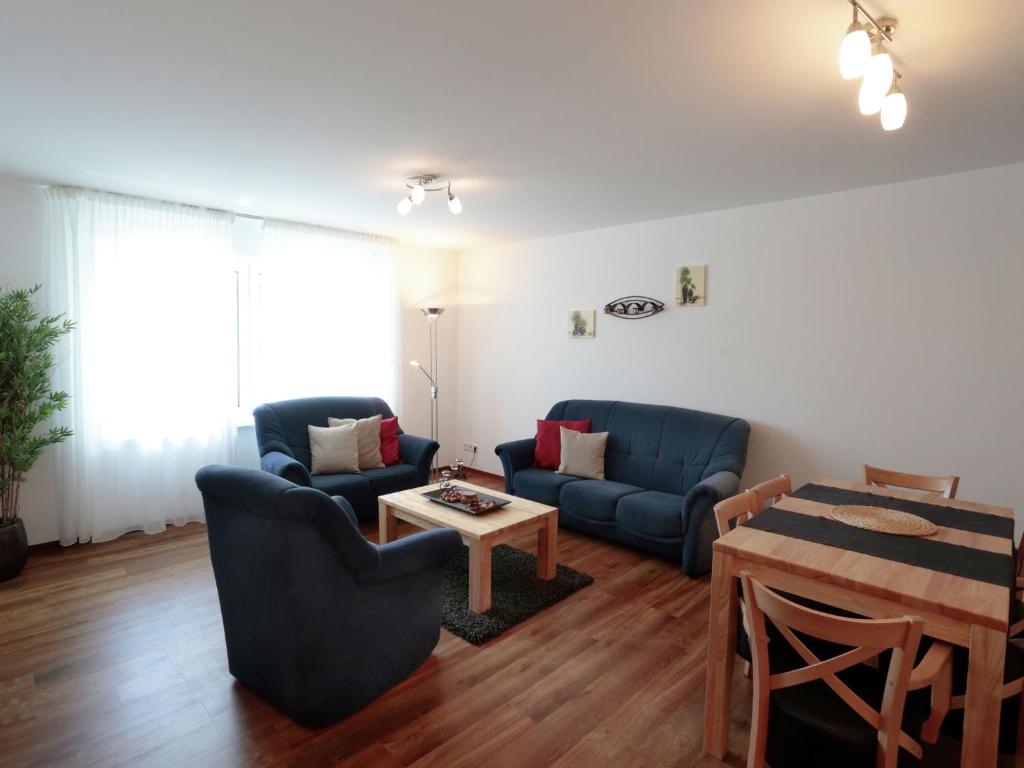 ein Wohnzimmer mit 2 blauen Sofas und einem Tisch in der Unterkunft Holiday home in Medebach D near the ski area in Medebach
