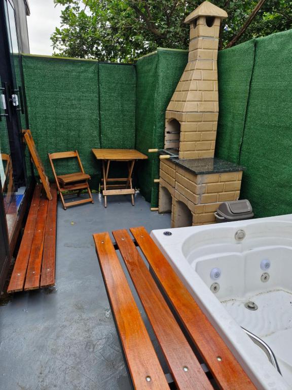 a backyard with a hot tub and a grill at 2210 CadBox Suíte, Hidro, Churrasqueira, Cozinha Privativo in Sao Jose do Rio Preto