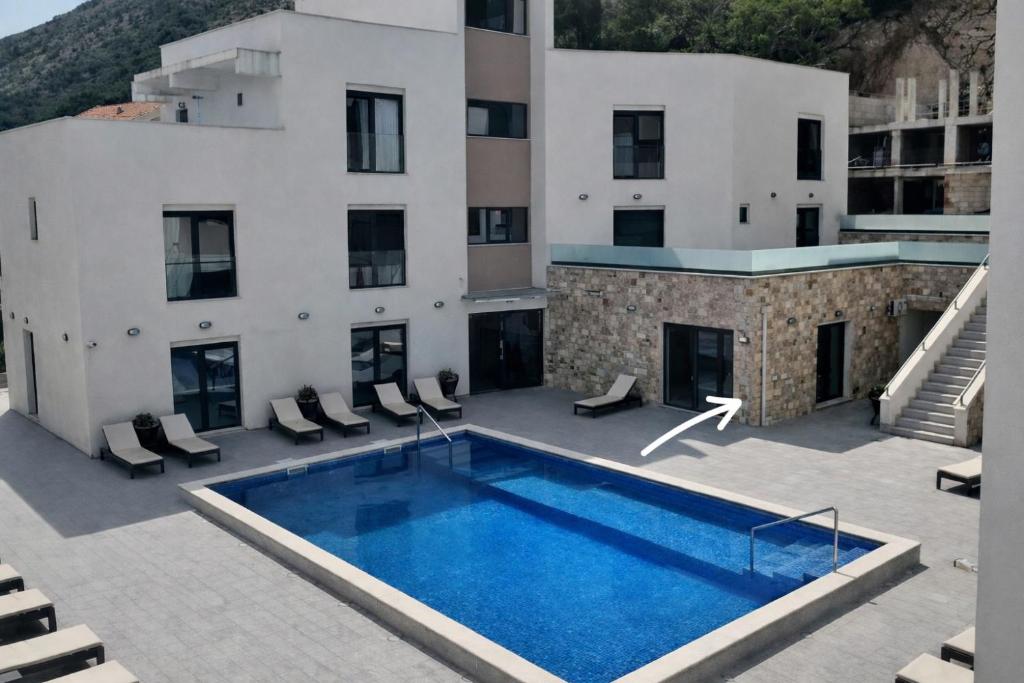 a swimming pool on the roof of a building at Avis 2 in Igalo
