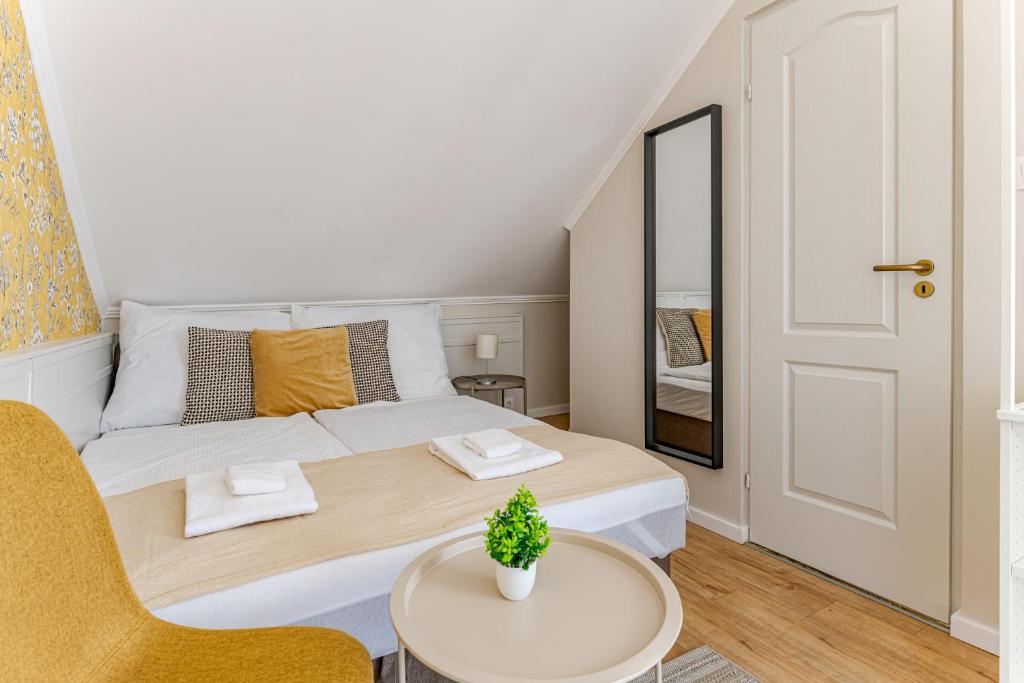 a small bedroom with a bed and a table at T7 Garden guest house in Siófok