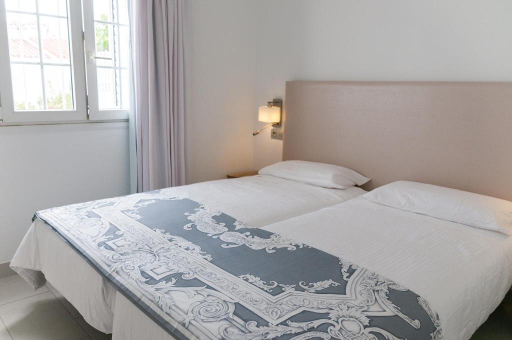 A bed or beds in a room at Bungalows Adonis