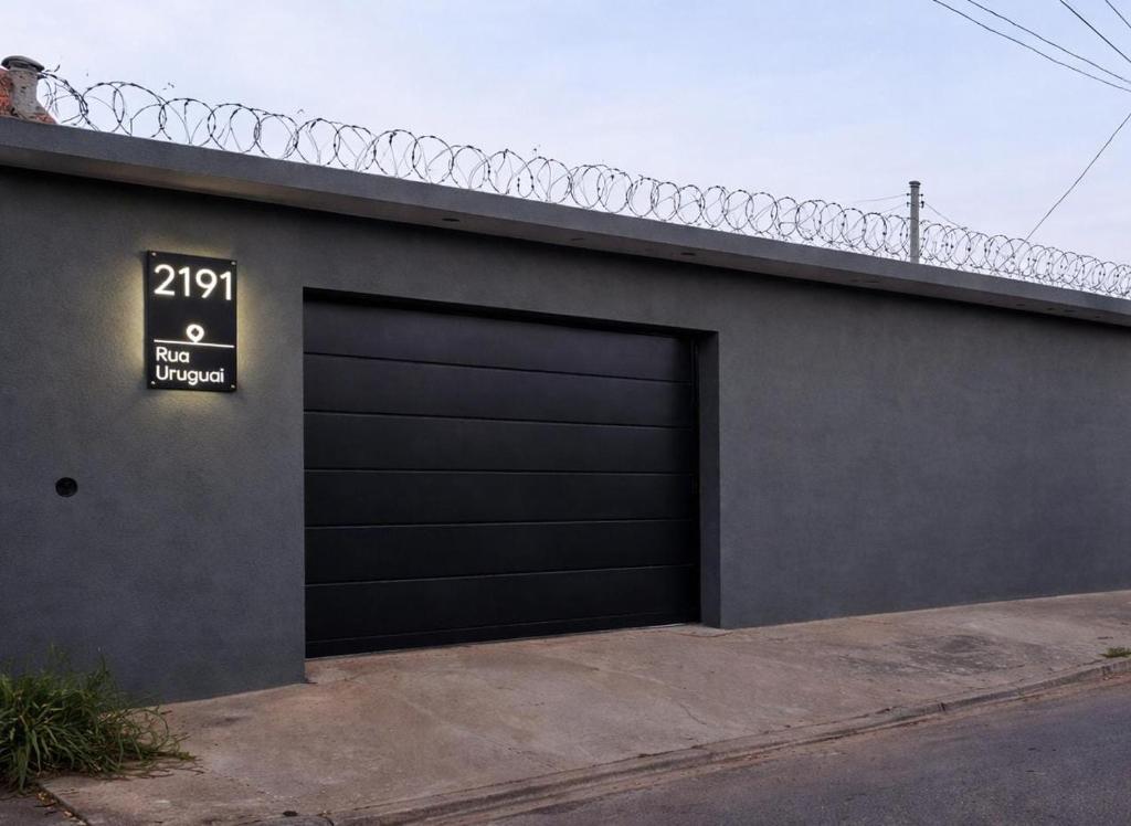 a garage door on the side of a building at Casa inteira, Nações in Patrocínio