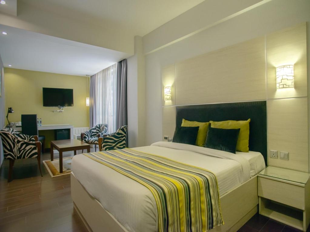 Postel nebo postele na pokoji v ubytování Cloud Hotel & Suites