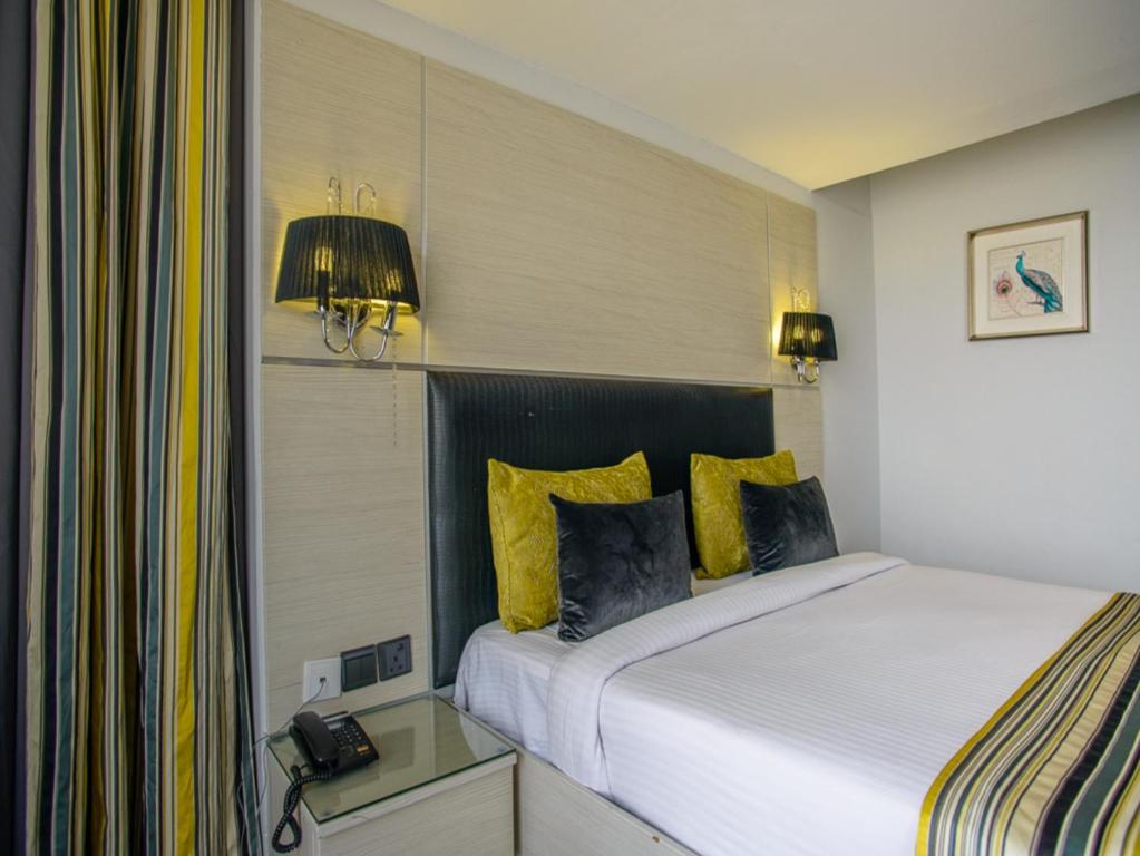 Postel nebo postele na pokoji v ubytování Cloud Hotel & Suites