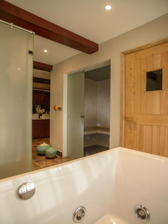 Koupelna v ubytování Cloud Hotel & Suites
