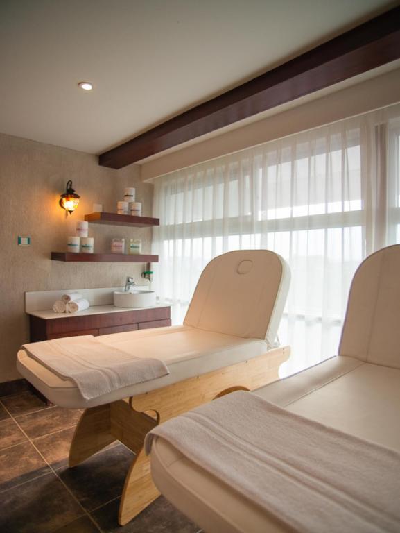 Postel nebo postele na pokoji v ubytování Cloud Hotel & Suites