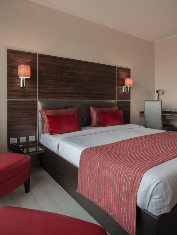 Postel nebo postele na pokoji v ubytování Cloud Hotel & Suites