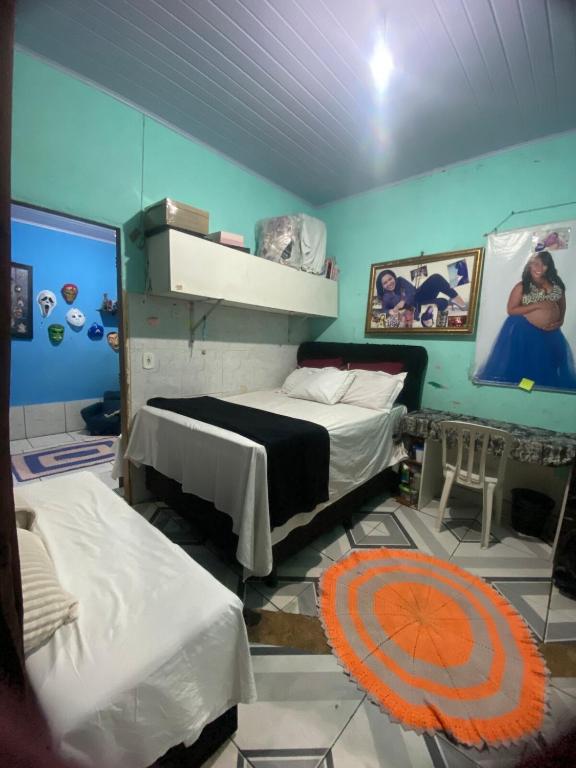 a room with two beds in a room with blue walls at flat temporada in Goiânia
