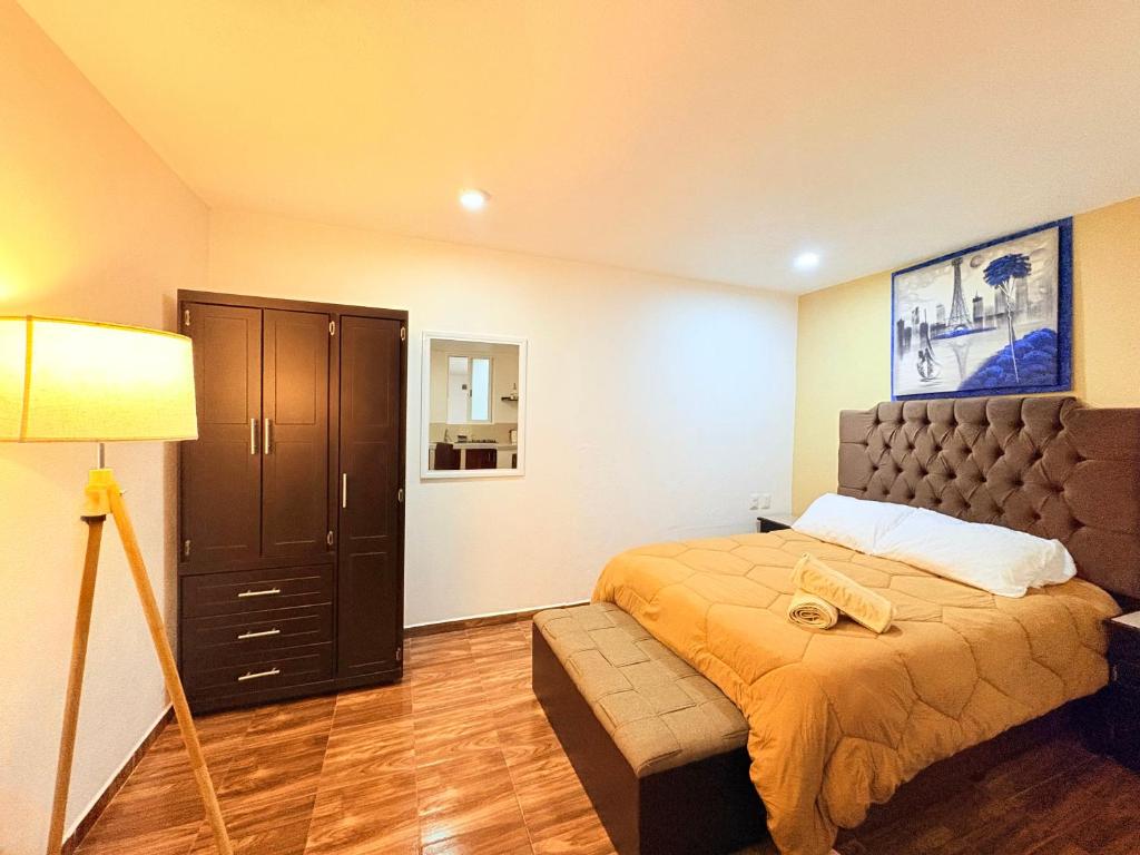 a bedroom with a bed and a lamp at Hospedaje La Gardenia in Zacatlán