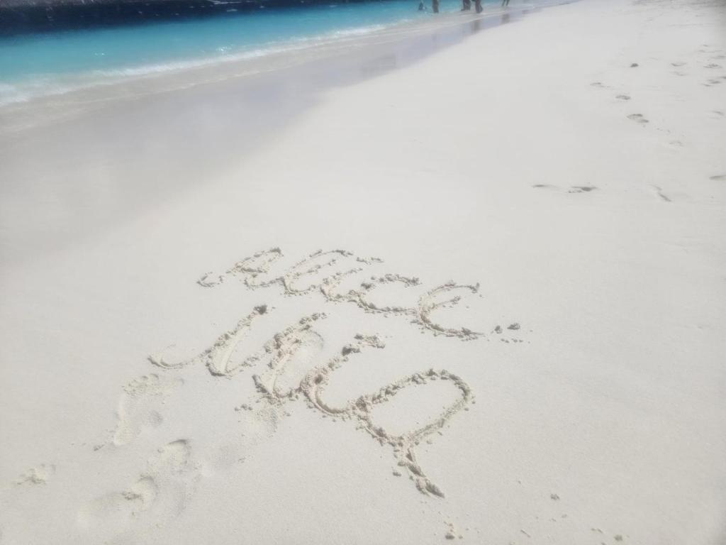 a message written in the sand on a beach at Studio Alice Mia in Chiajna
