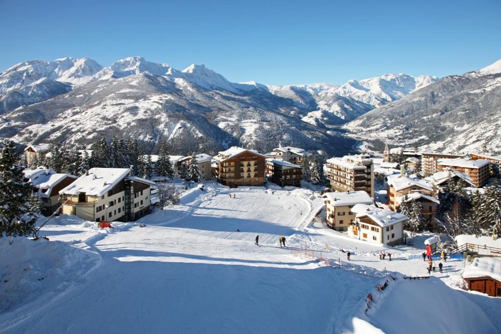 サウゼ・ドゥルクスにあるHotel Stella Alpinaの雪山スキー場