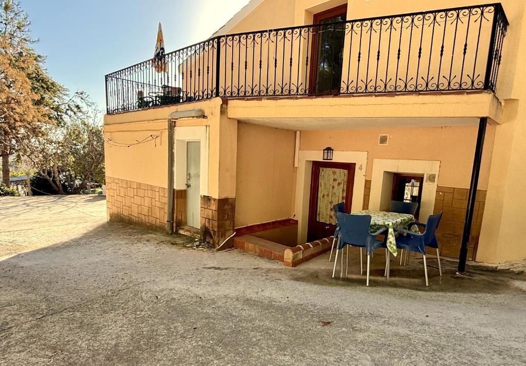 a table and chairs in front of a building at Rapia. Casa Beig 4 in Los Granadicos