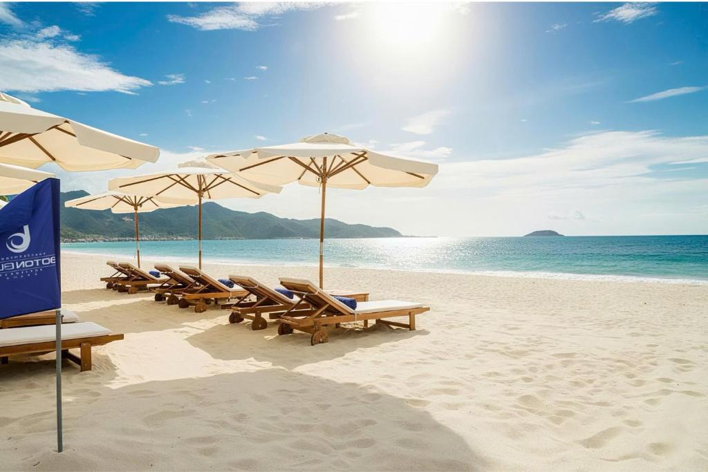 Boton Blue Hotel and Spa infinity pool overlooking Nha Trang
