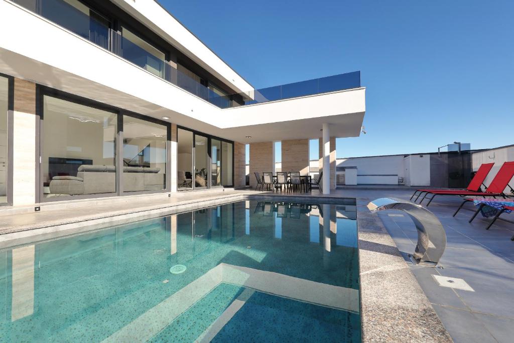ein Haus mit einem Swimmingpool davor in der Unterkunft Astur in Zadar