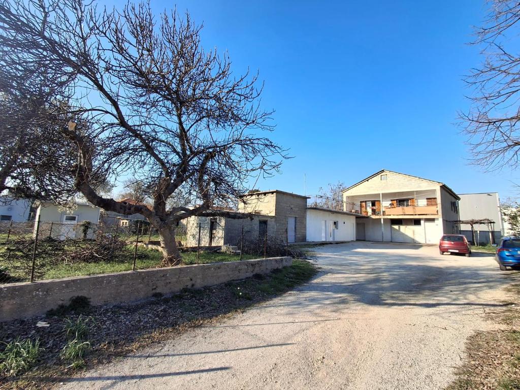 Benkovac sobe - Housity