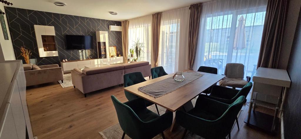 a living room with a dining room table and chairs at Anca House in Baia Mare