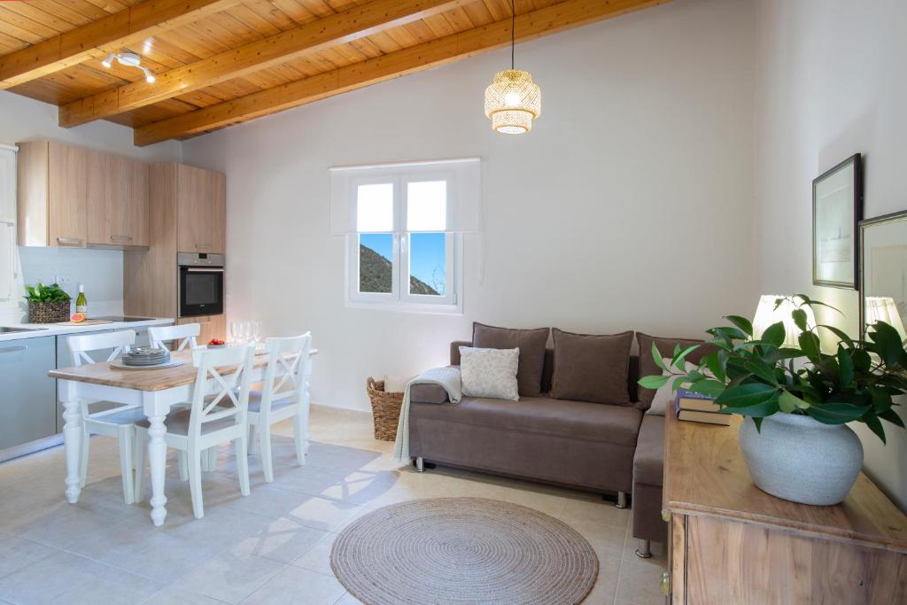 a living room with a couch and a table at Villa Avlaki in Vlikhón