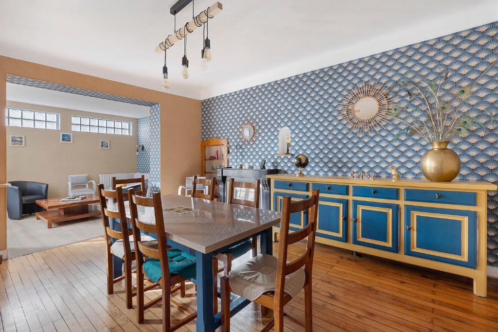 a kitchen and dining room with a table and chairs at Gîte Du Centre avec terrasse in Romorantin