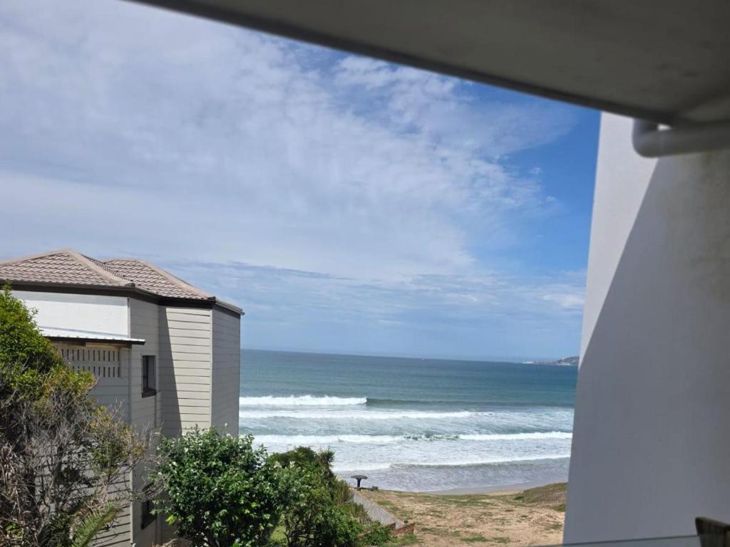 a view of the ocean from a beach house at Hartsepunt Seesig in Hartenbos